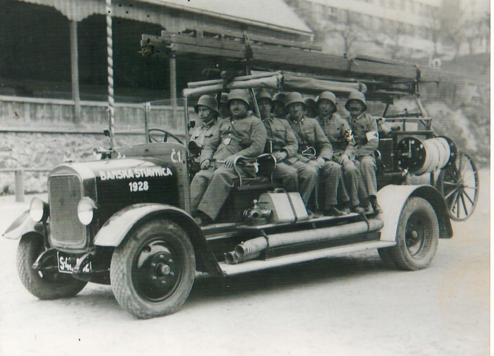Hasičská technika rok 1928 B.Štiavnica                  .jpg
