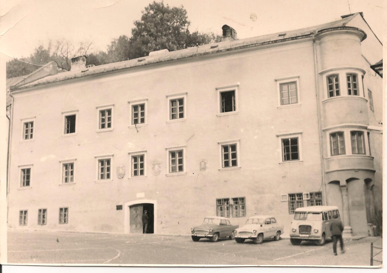 V tejto budove Bergerichte - rok 1977 hasičská výstava.jpg