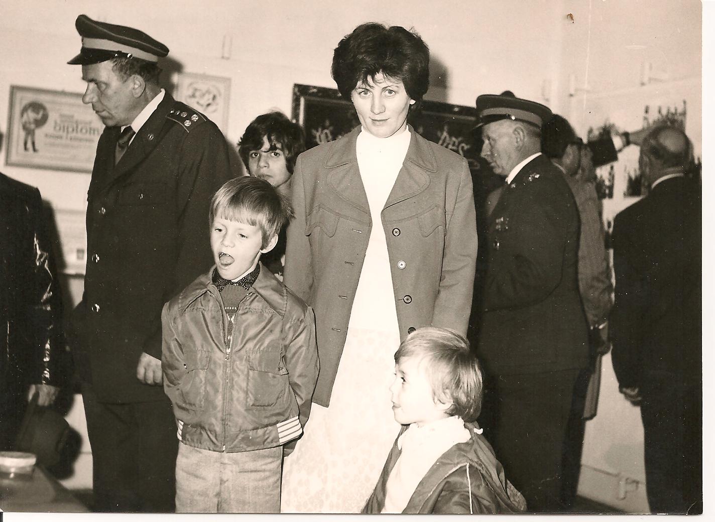 Júlia Popracová a synovia Vladimír a Peter.jpg